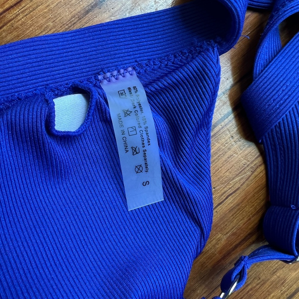 Bikini - Picture 3 of 5